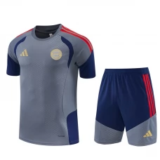 Kinder FC Bayern München Trainingstrikot + Shorts 2026-27 Grau Kinder FC Bayern München Trainingstrikot + Shorts 2026-27 Grau